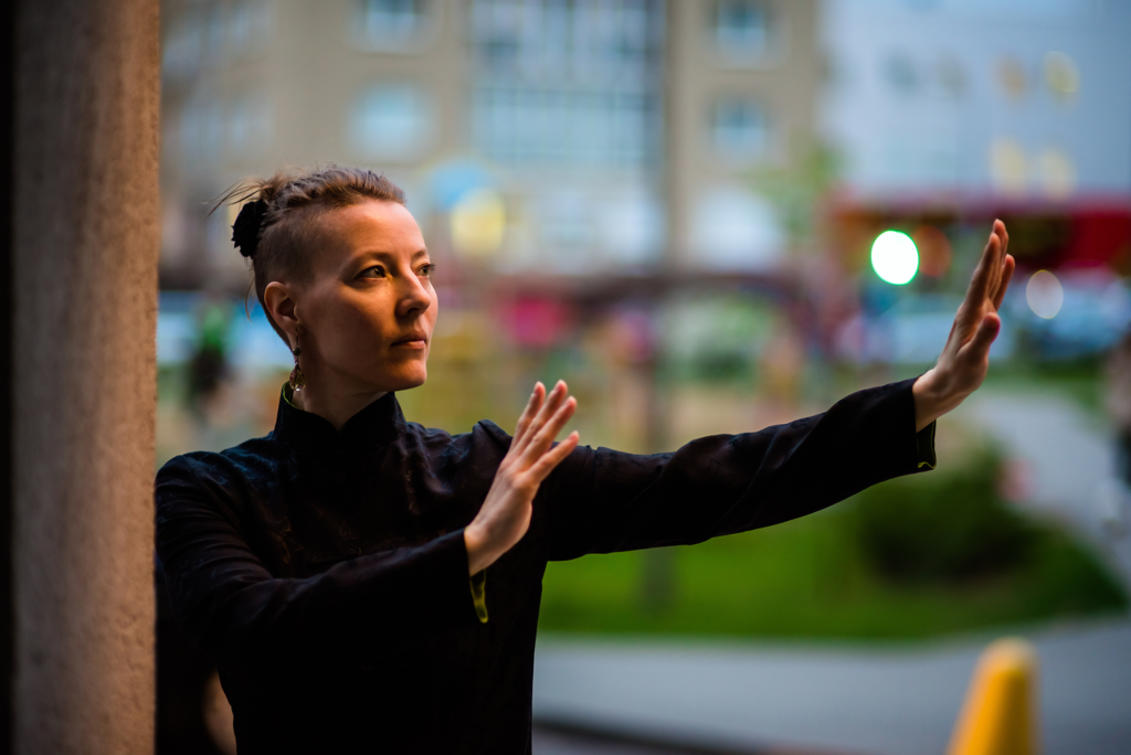 Eine Frau praktiziert Tai Chi im Stadtpark.