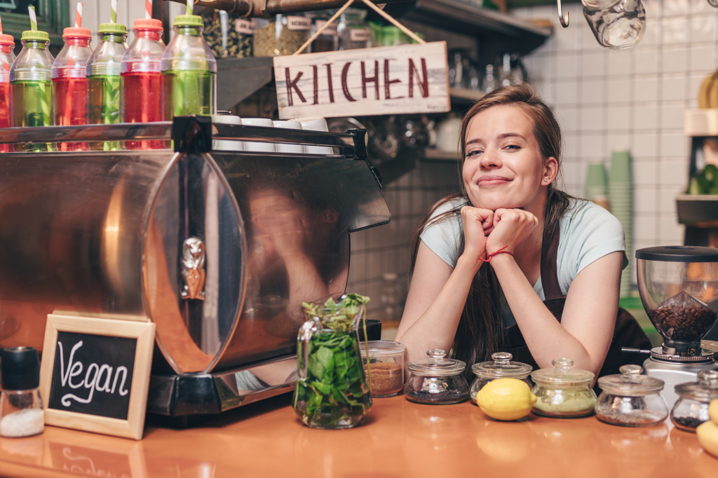 Eine Vegane Küche, die Köchin arbeitet mit veganen, gesunden Lebensmitteln.