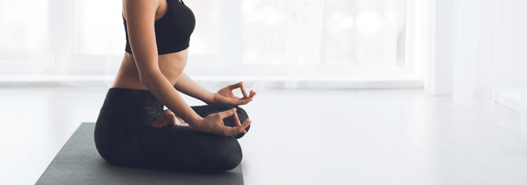 Meditation im Schneidersitz beim Yoga.