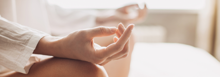 Meditation im Schneidersitz.