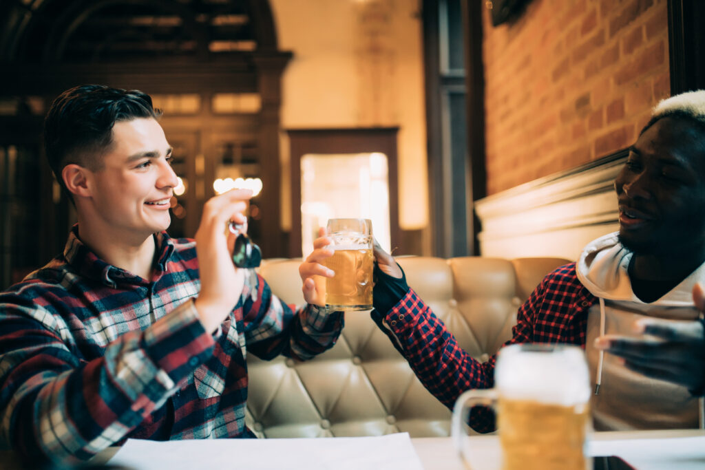 Ein junger Mann lehnt ein Bier ab.